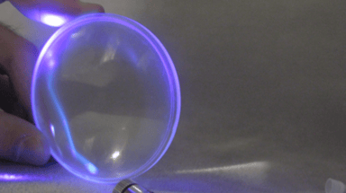 通过亚克力塑料镜头重定向的激光